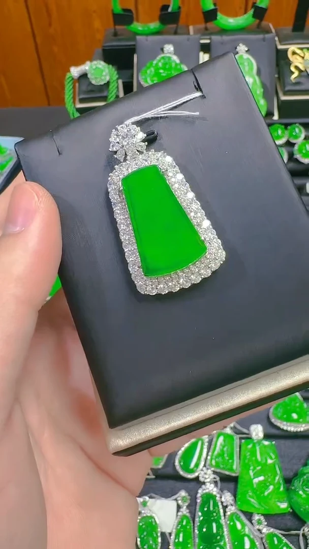 【闪购商品】翡翠吊坠(赠链)银S925镶嵌天然A货翡翠