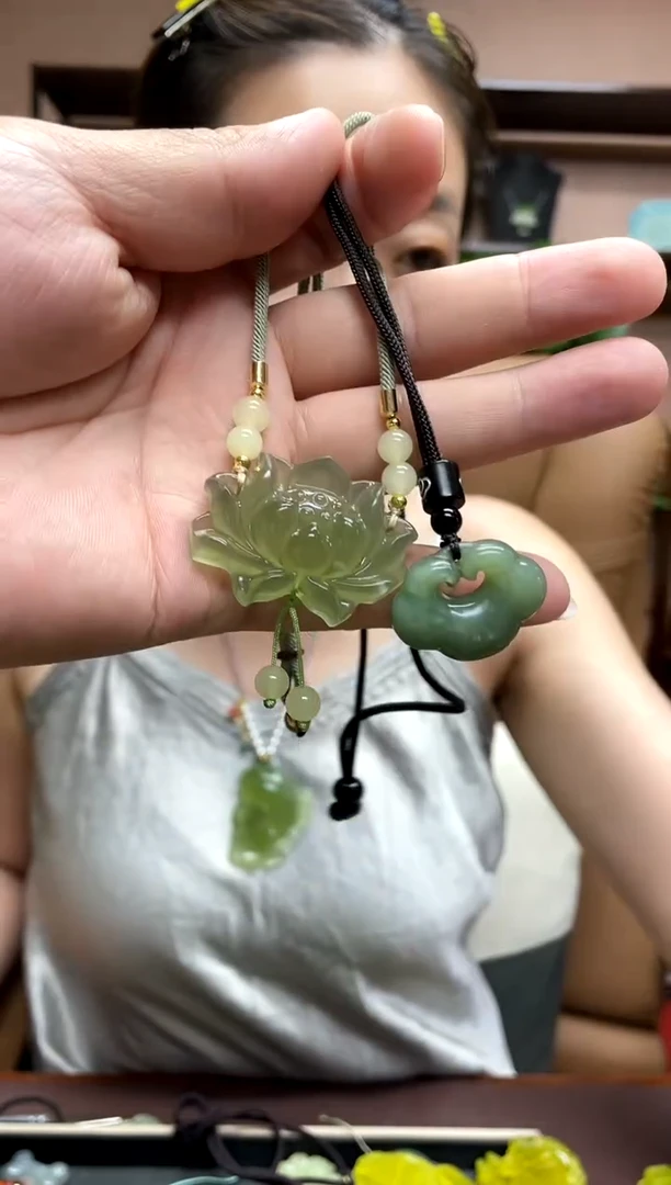 岫玉未镶嵌吊坠·