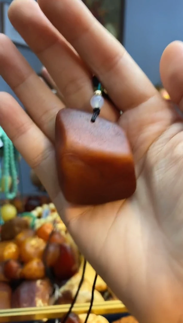 未镶嵌颈饰琥珀吊坠