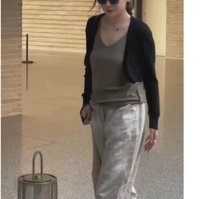 2025春季新款网红同款洋气减龄爆款时尚打底衫外搭裤子淘气ixi