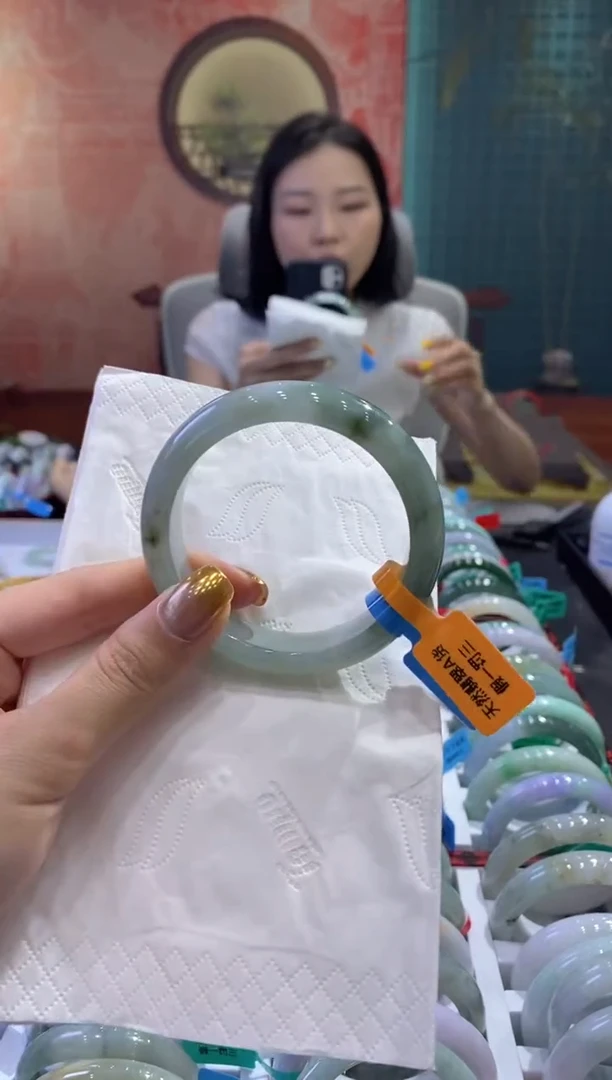翡翠手镯未镶嵌多人06386