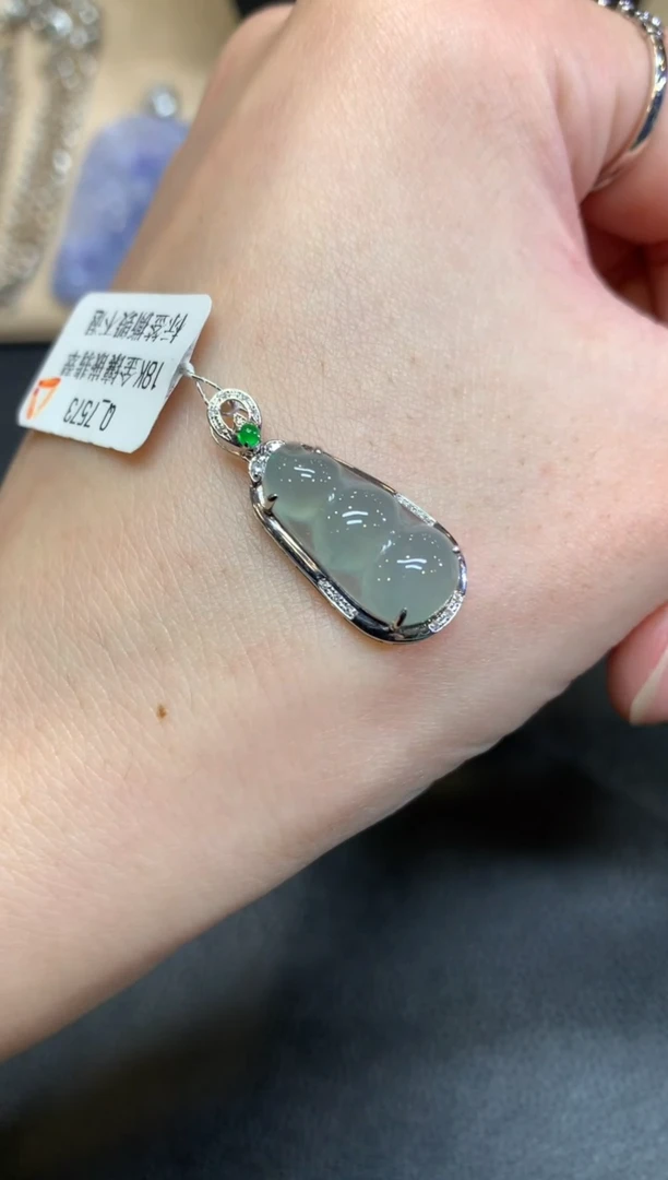 【闪购商品】翡翠颈饰18K金镶嵌福豆【无服务费】