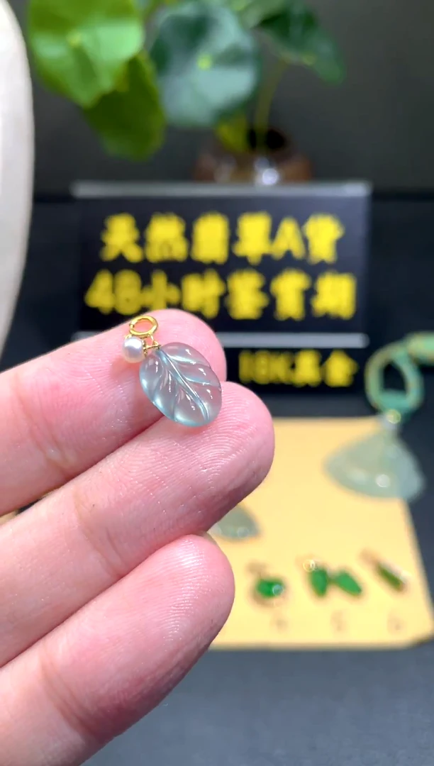 颈饰18K金镶嵌翡翠翡翠A货
