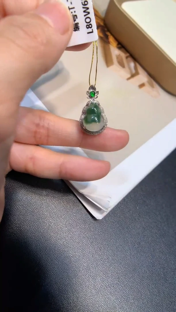 颈饰18K金镶嵌翡翠葫芦