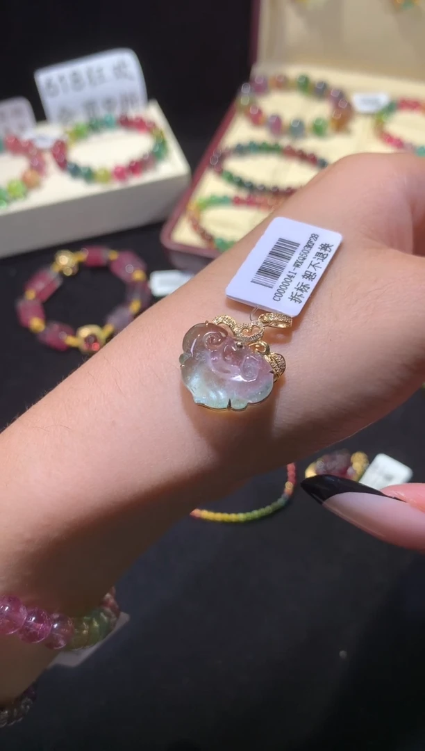 18K金镶嵌吊坠(不含链)碧玺碧玺雕刻镶嵌吊坠