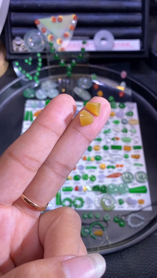 未镶嵌挂件翡翠切割