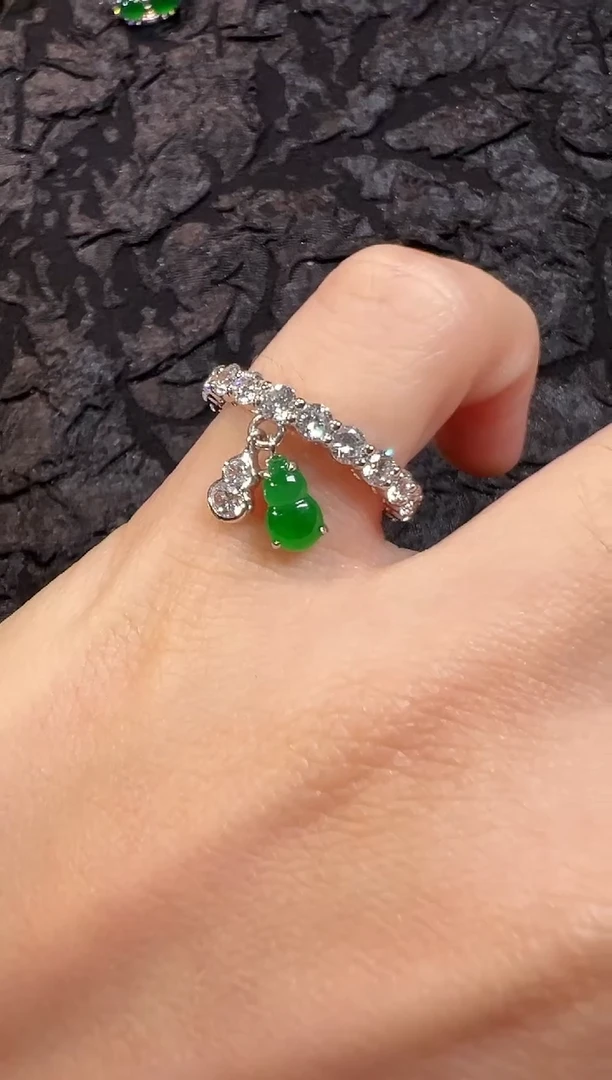 18K金镶嵌戒指翡翠高冰正阳绿葫芦尾戒