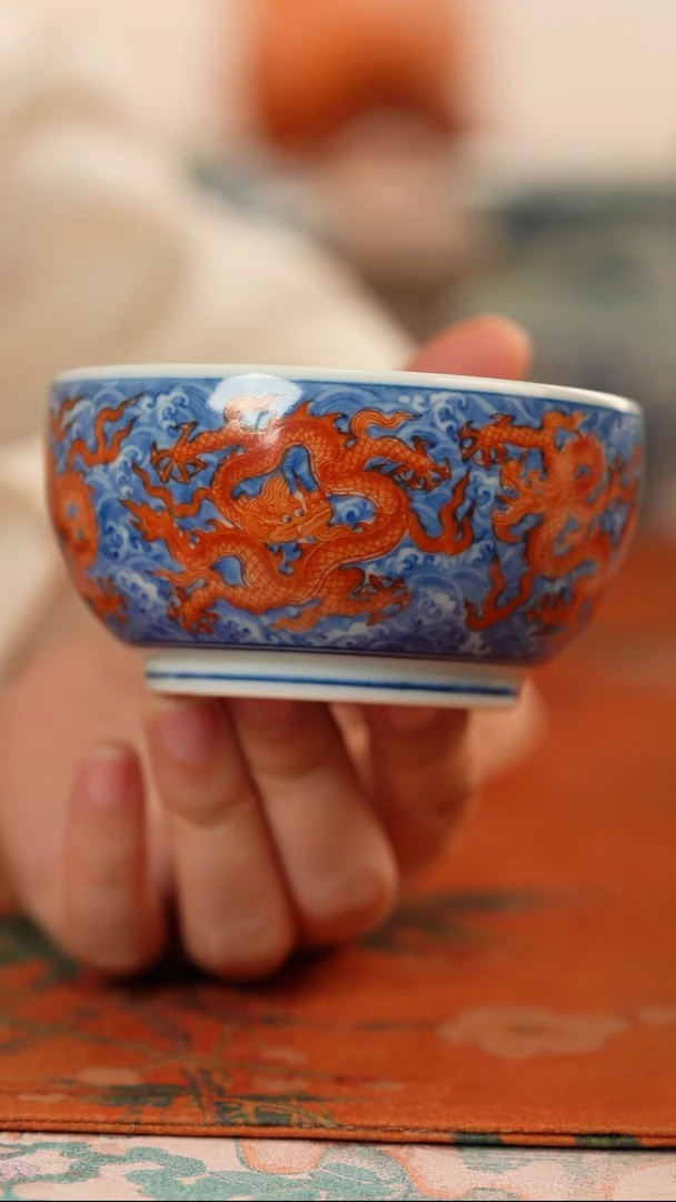 源明青忆青花海水矾红龙杯