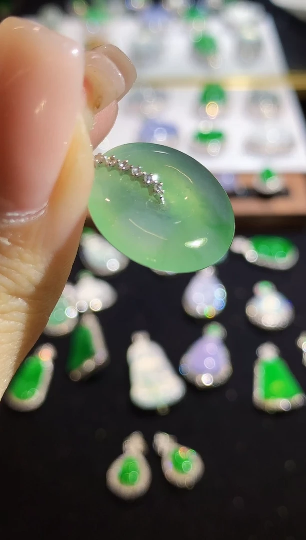 翡翠18K金镶嵌吊坠(不含链)OHY90488多样性发其一