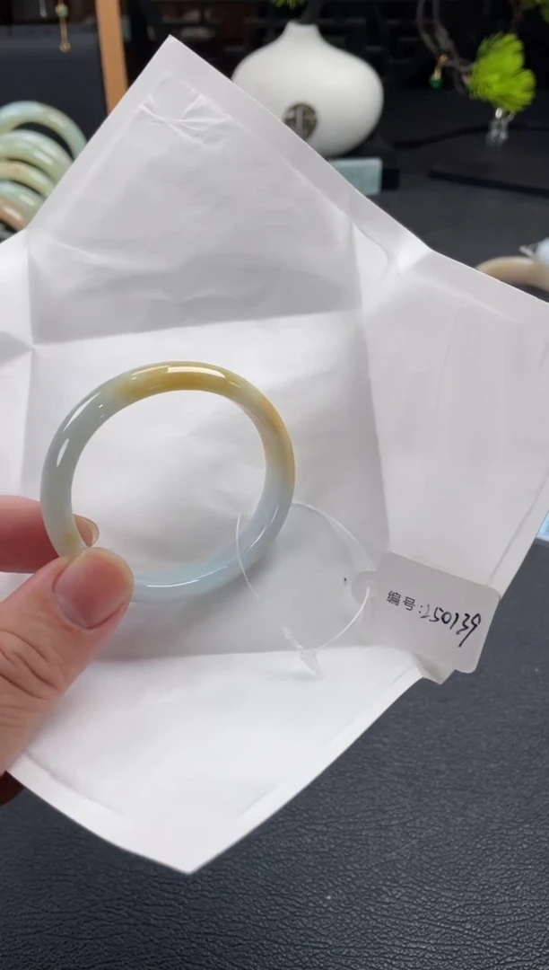 【闪购商品】翡翠手镯未镶嵌有纹裂瑕疵包容 52贵妃