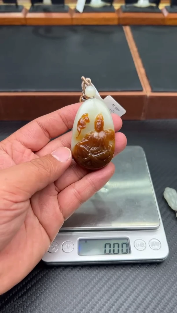 吊坠(赠链)未镶嵌和田玉若羌微色差吊坠