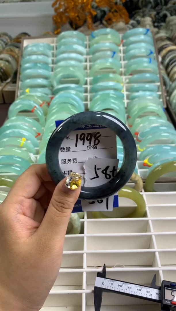 【闪购商品】蛇纹石玉手镯未镶嵌1998