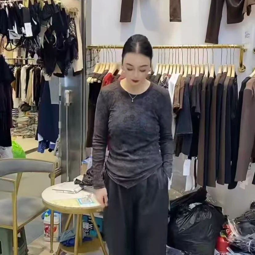D925138韩版时尚百搭圆领长袖印花不规则T恤女修抽褶身显瘦打底衫
