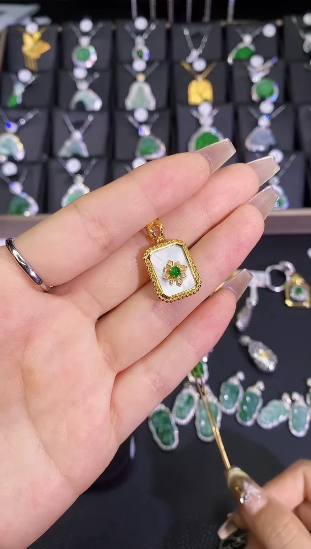 【闪购商品】翡翠吊坠(赠链)未镶嵌翡翠吊坠