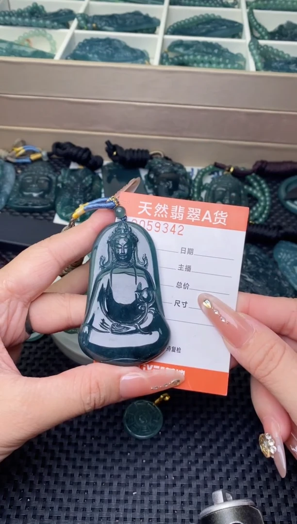 翡翠未镶嵌颈饰