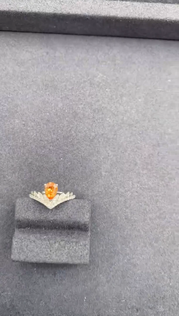 18K金镶嵌戒指石榴石（芬达石）0.92ct芬达石  GD
