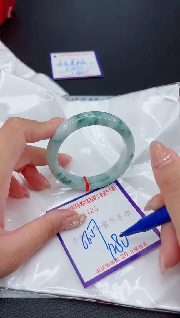 翡翠手镯未镶嵌1