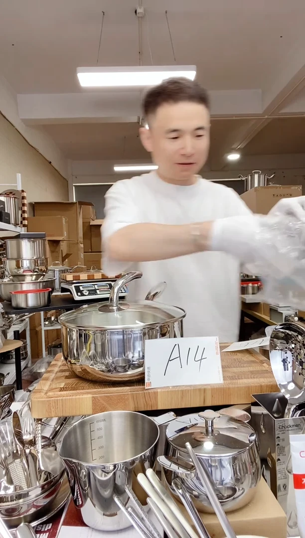 A14 微瑕22cm七字单柄大奶锅