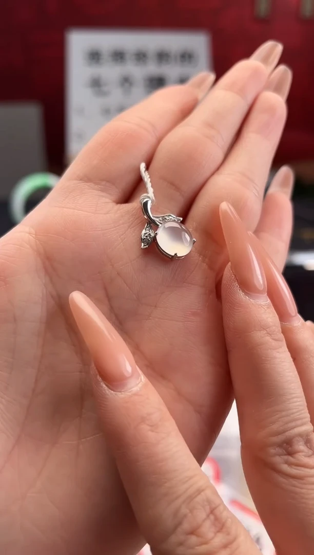 翡翠18K金镶嵌颈饰吊坠