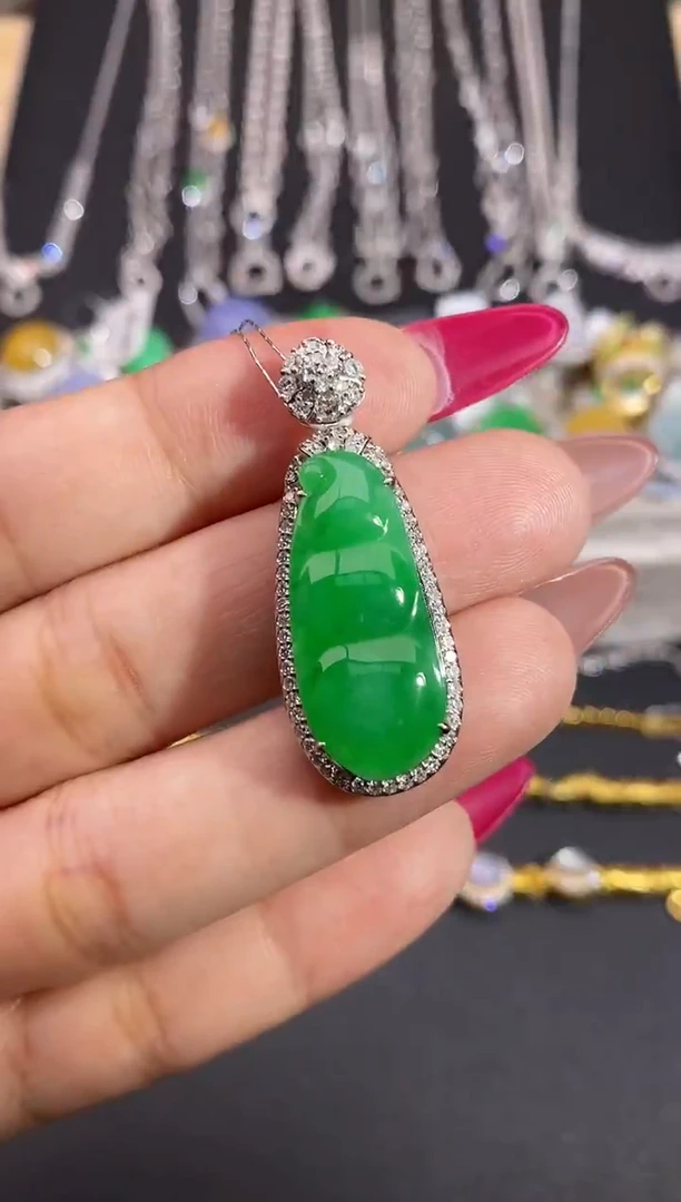 颈饰18K金镶嵌翡翠吊坠