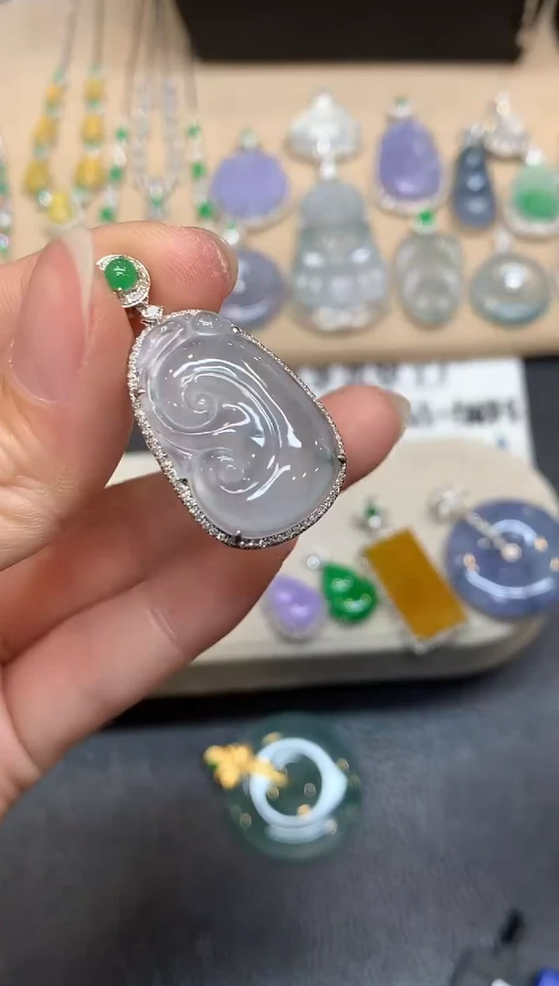 颈饰18K金镶嵌翡翠【无服务费