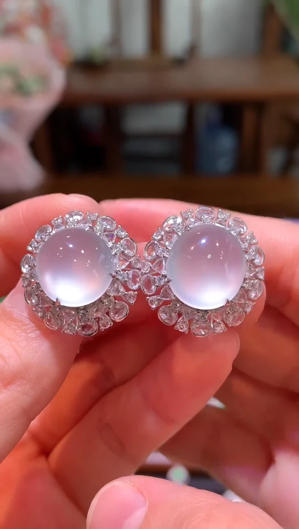 18K金镶嵌翡翠耳饰玻璃种茅台白鸽子蛋耳包