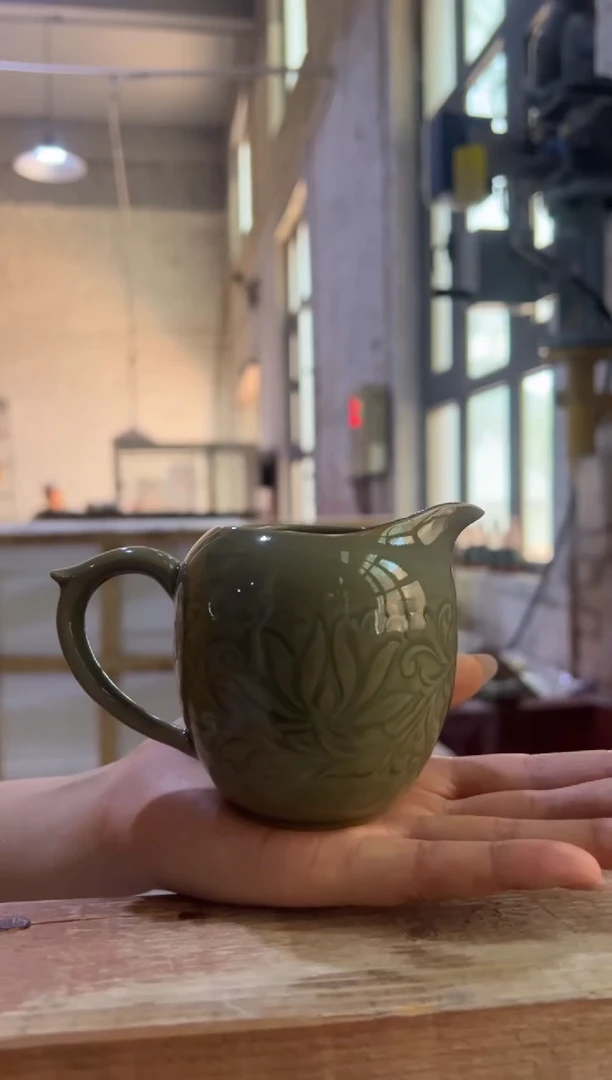 微瑕耀州窑青瓷莲纹鹰嘴公道