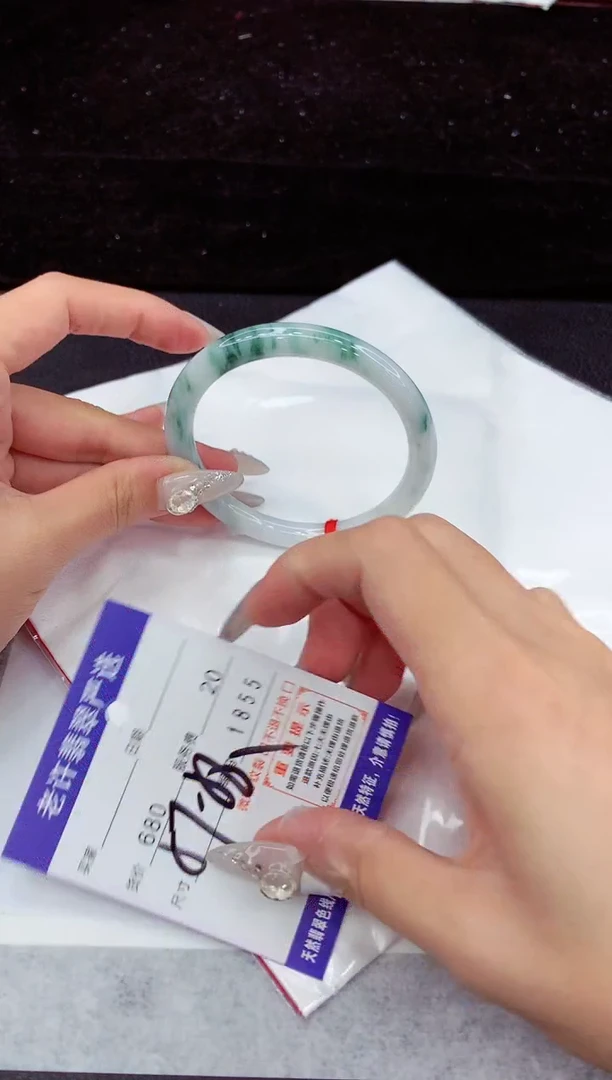 翡翠手镯未镶嵌1