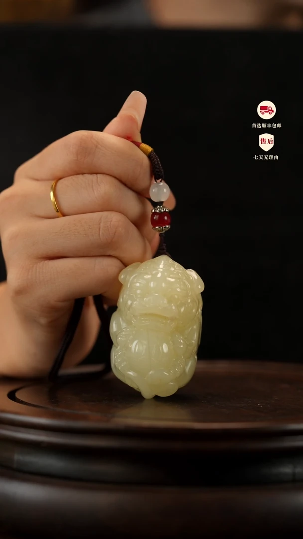 云南石竹叶青雕刻：有求必应手把件挂件