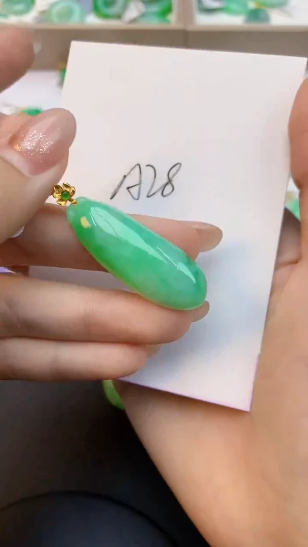 颈饰18K金镶嵌翡翠天然缅甸a货翡翠百元以上9元证书费自理