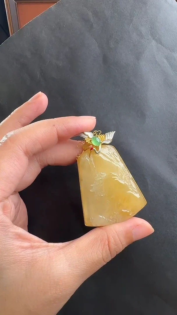 颈饰18K金镶嵌翡翠吊坠