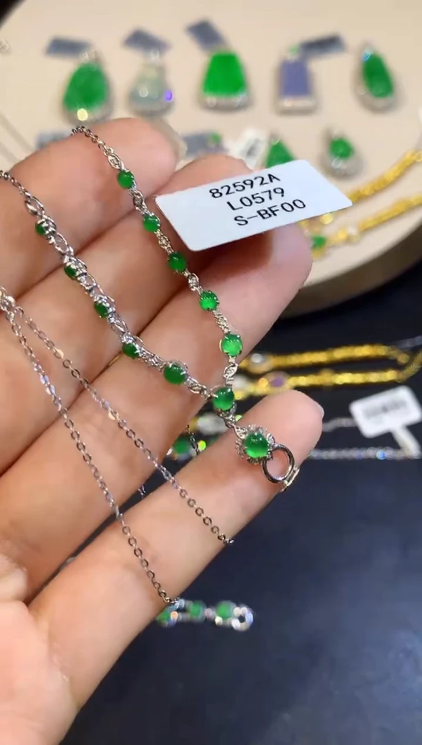 翡翠18K金镶嵌项链L多样性发其一