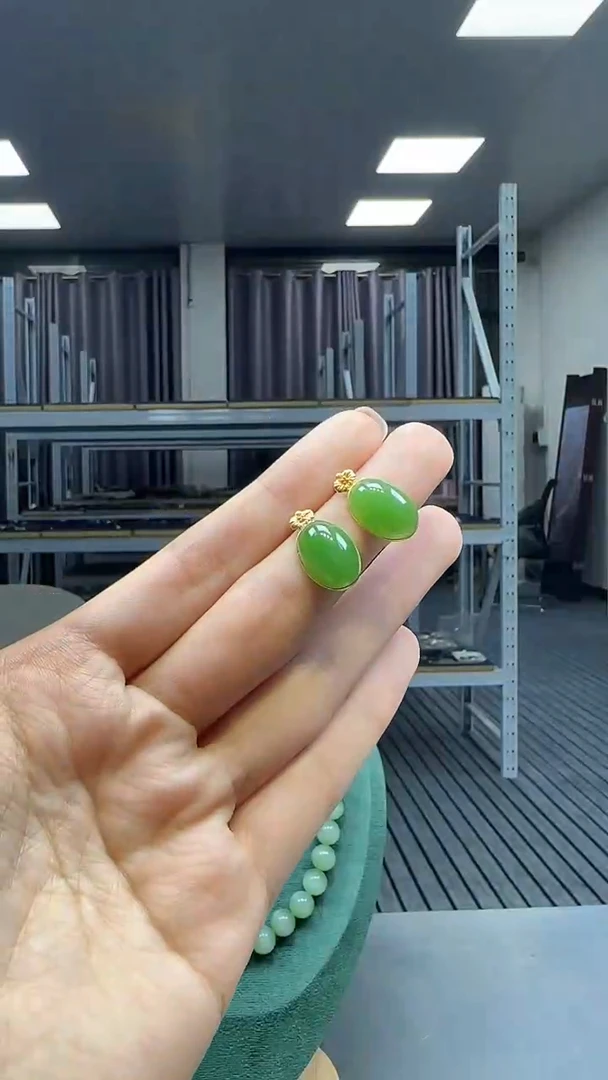 18K金镶嵌和田玉耳饰1