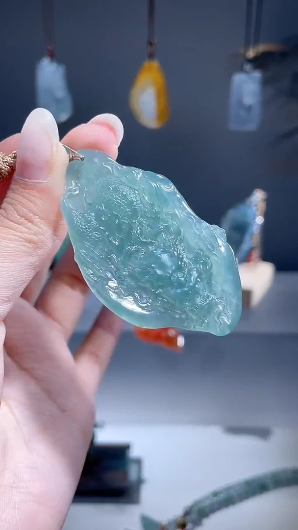 颈饰未镶嵌翡翠龙牌