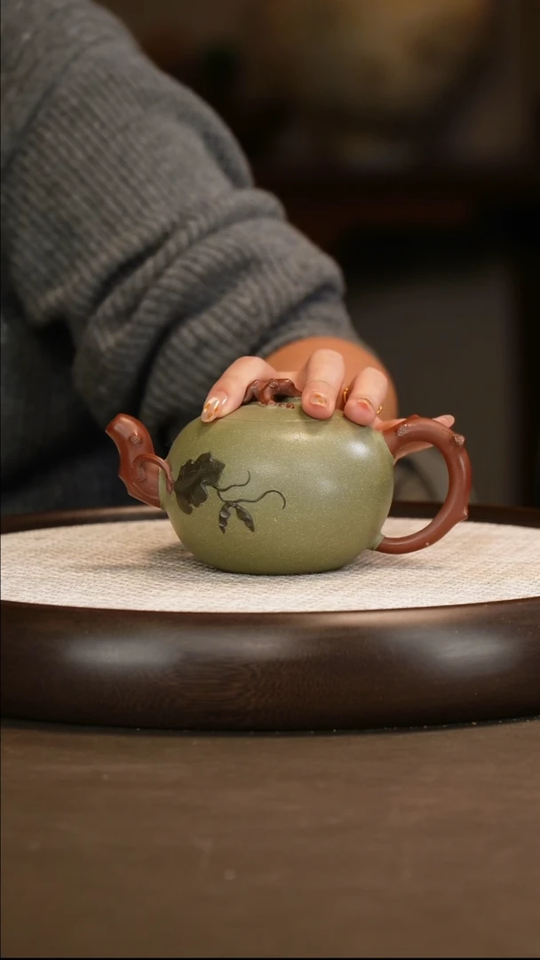 鲍宜明 松树葡萄 豆青沙 280c