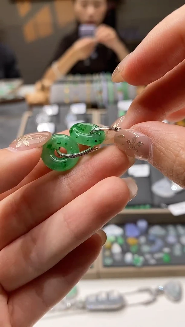 颈饰18K金镶嵌翡翠甜甜圈