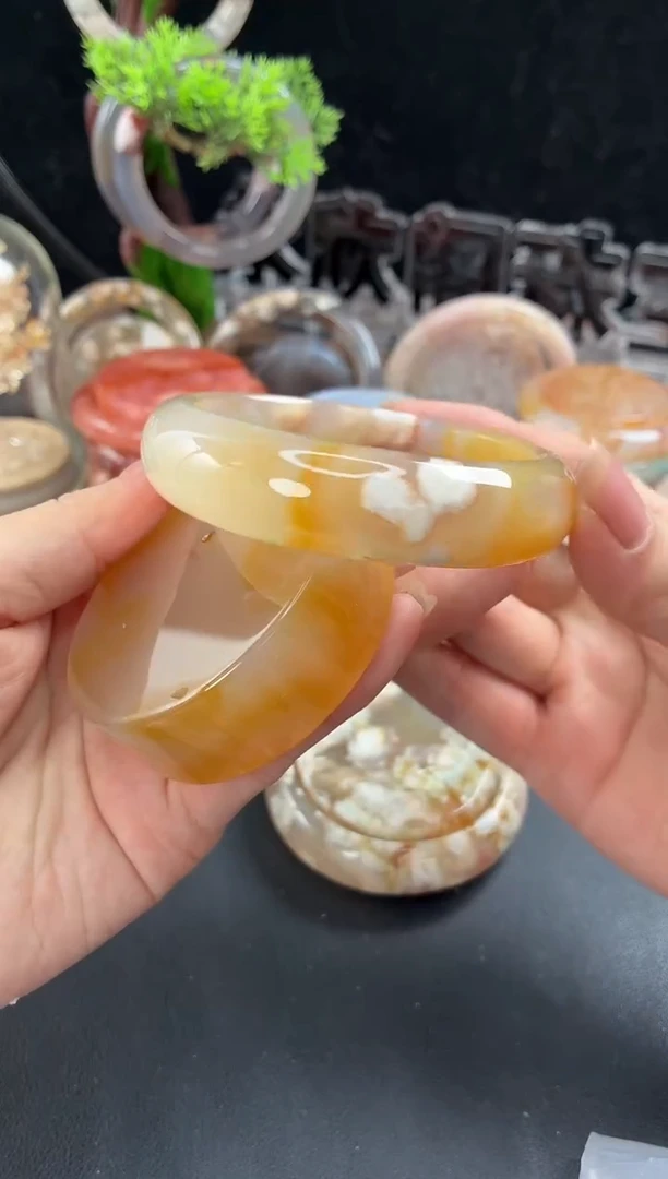 未镶嵌手镯（圆镯）石英质玉59