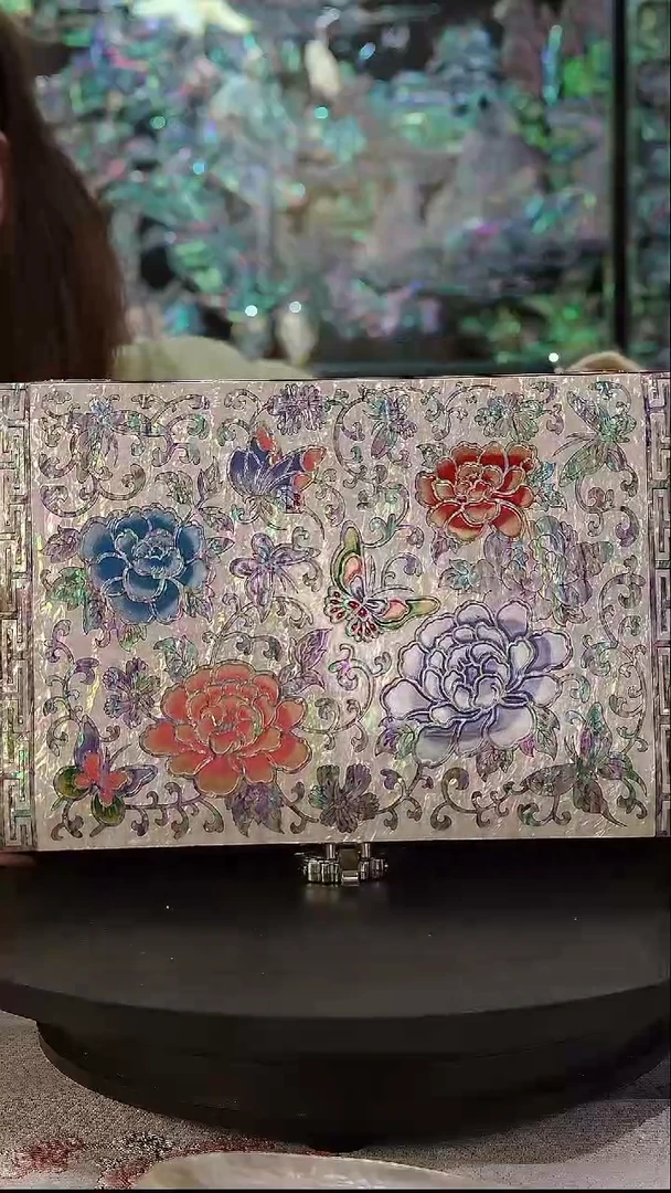 红色白底全满螺·弘贝雅螺钿漆器文化馆