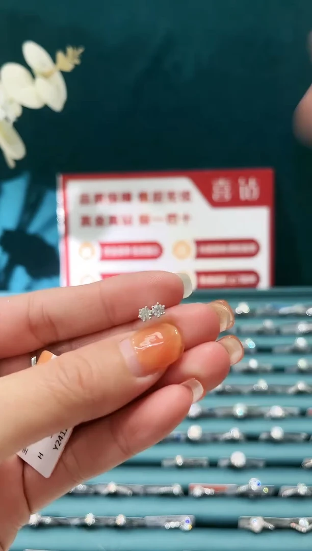 【闪购商品】钻石耳饰18K金镶嵌30分一对/耳饰