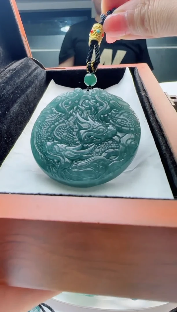 翡翠未镶嵌颈饰多样性发货其中一件