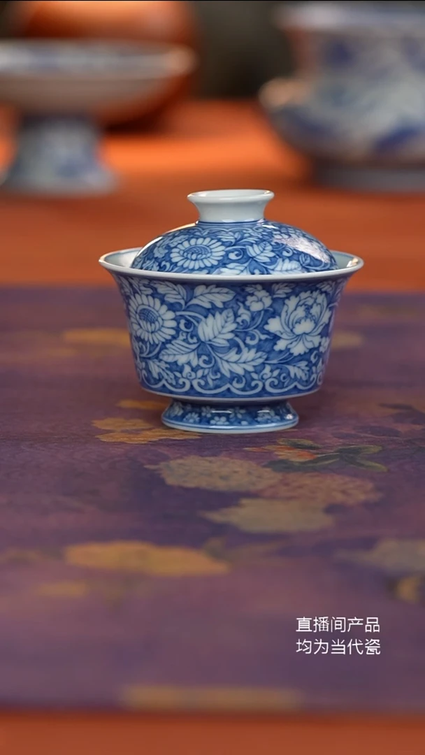 源明青忆蓝底白花四季花卉马蹄盖碗