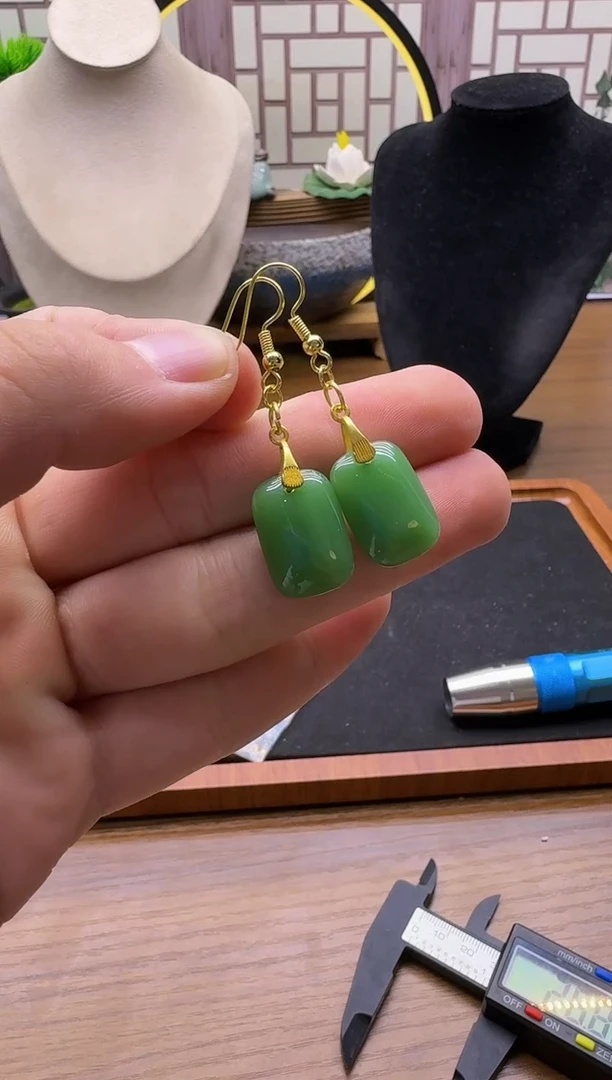 14K金镶嵌和田玉耳饰E111