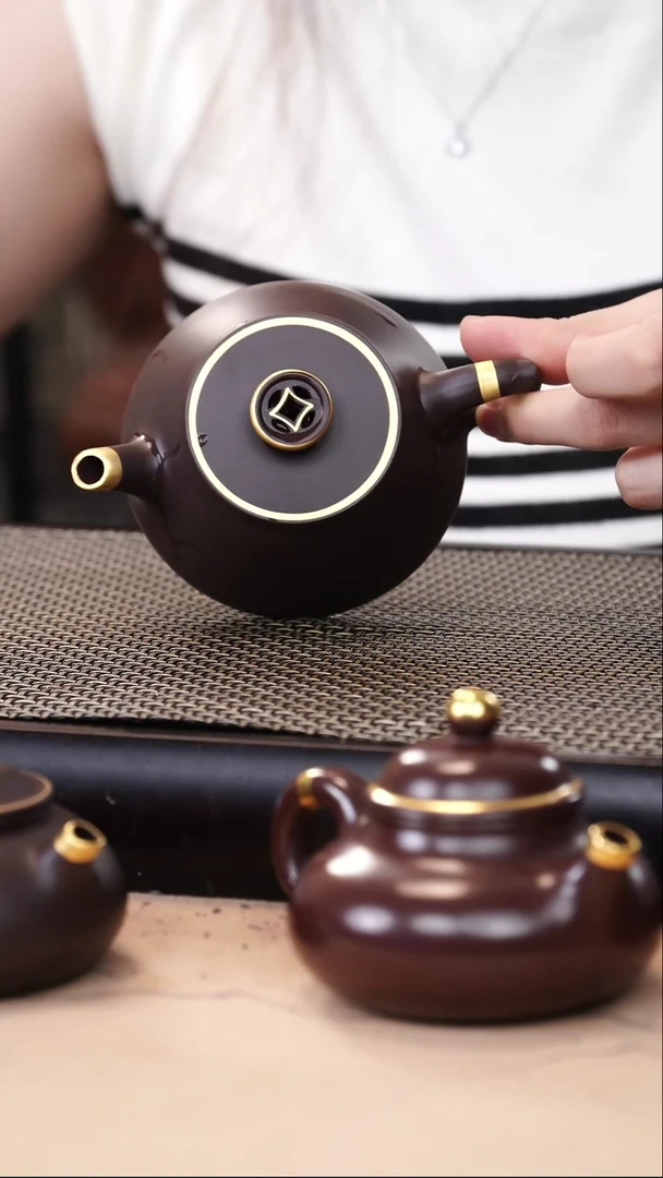 茶壶紫砂四号井茄皮紫泥描金钱币钮飞把石瓢160cc