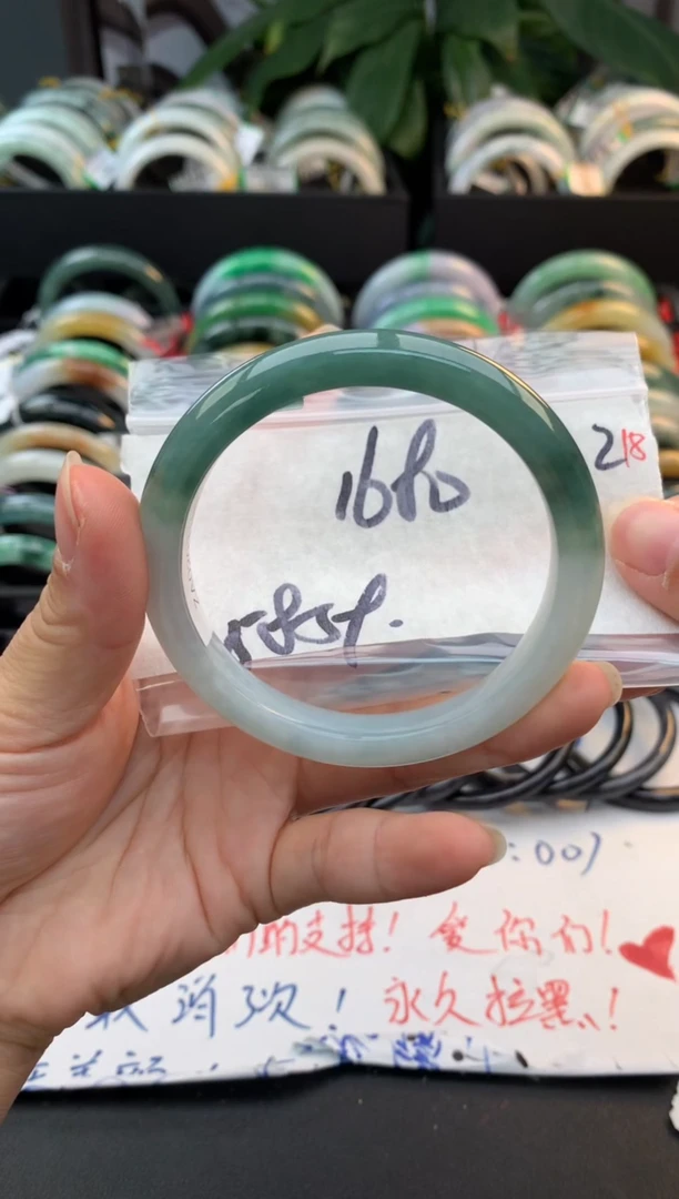 未镶嵌定制翡翠毛货需精细抛光+多人