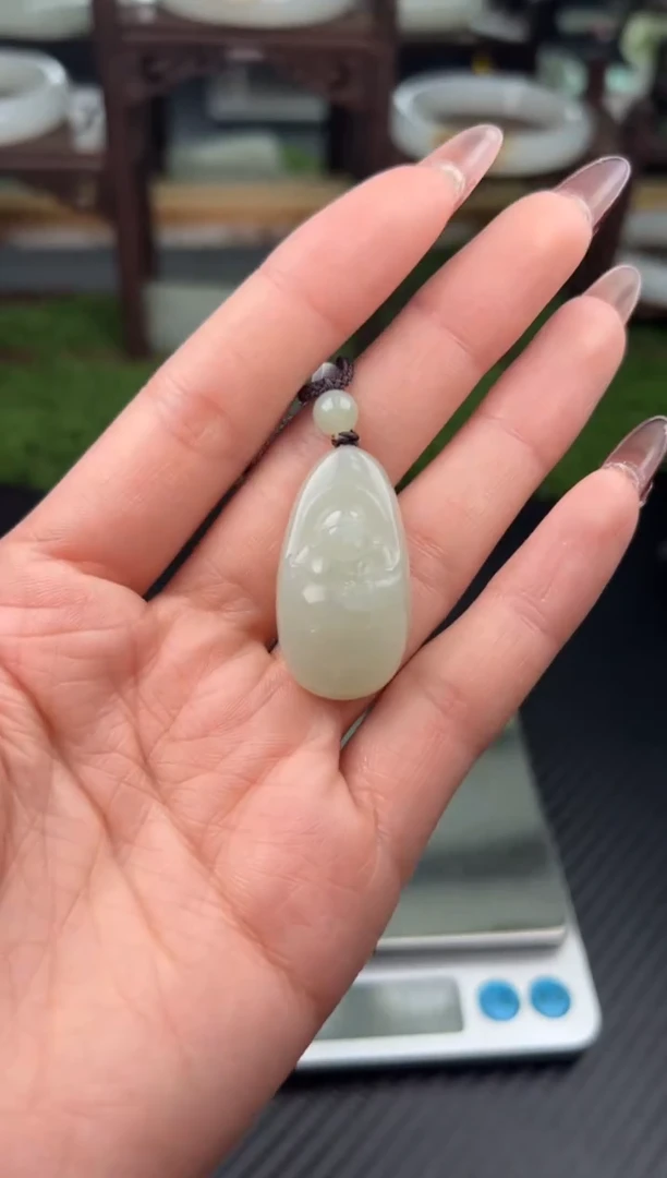 吊坠(赠链)未镶嵌和田玉且末微色差近矿吊坠M