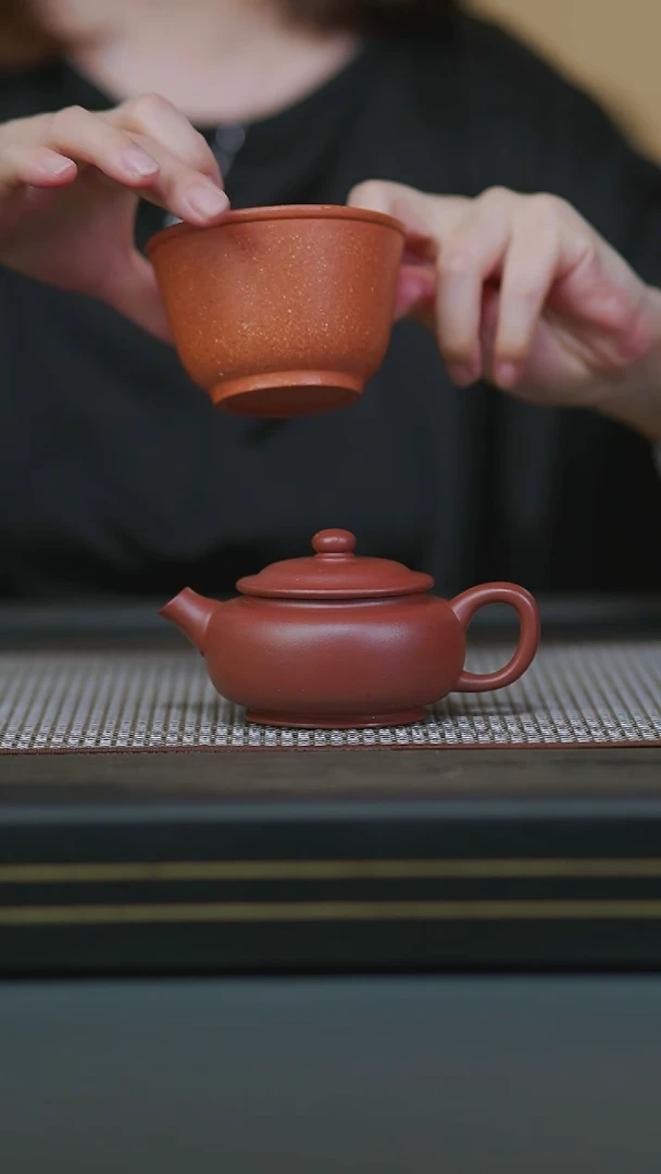 茶壶紫砂半手龙血砂玉瓦160cc+五彩降大缸杯