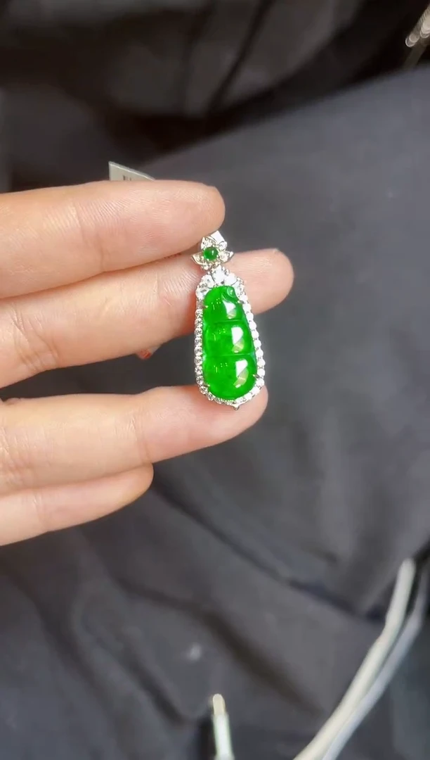 翡翠银S925镶嵌颈饰豆子吊坠