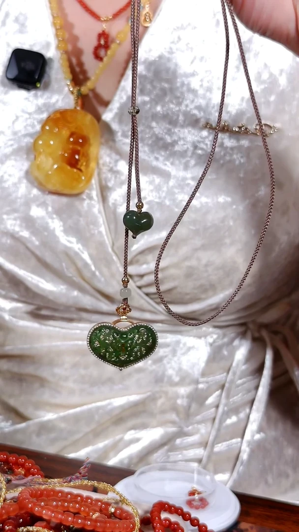 颈饰银S925镶嵌和田玉（碧玉）嘎乌盒吊坠项链