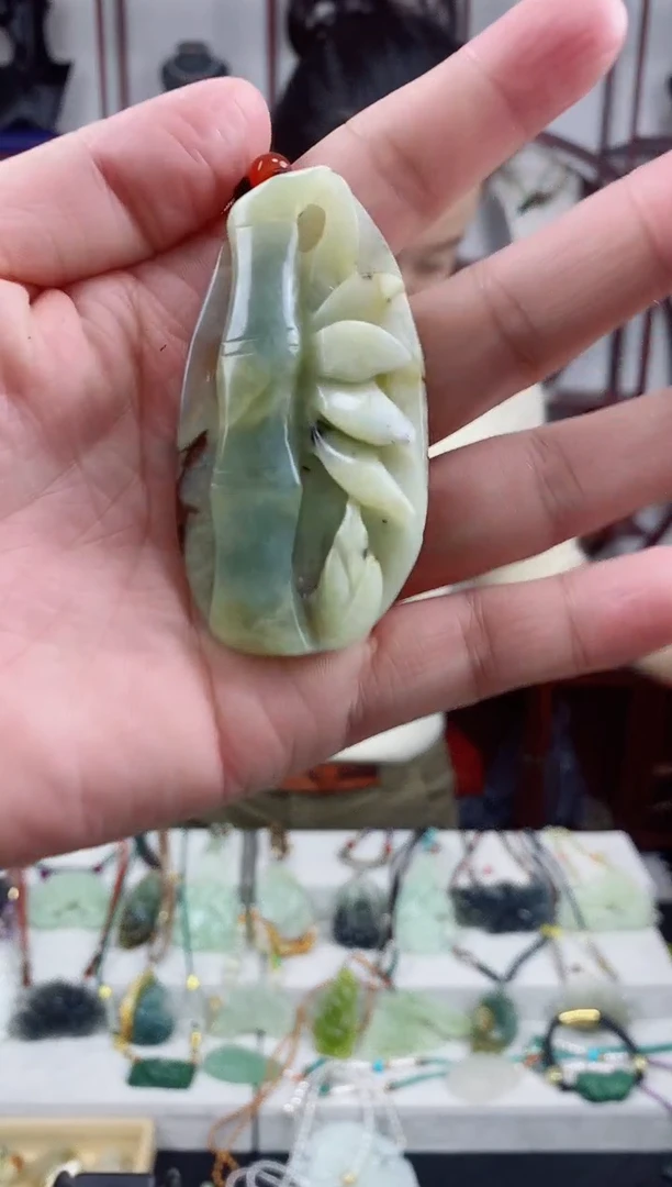 未镶嵌岫玉颈饰1