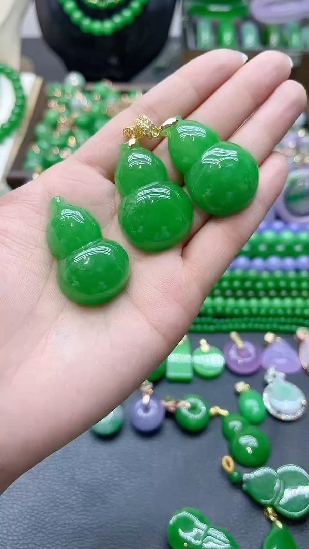 吊坠(赠链)未镶嵌翡翠拉绿大葫芦